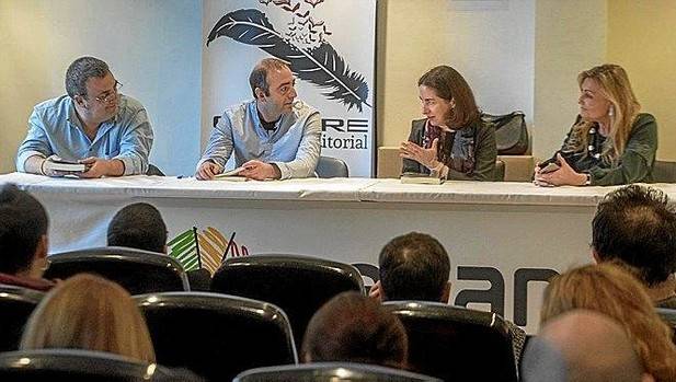 Xabier Ortiz presentando su novela, ayer en Donostia.